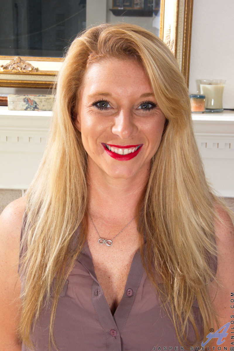 Preview photo for Blonde Milf